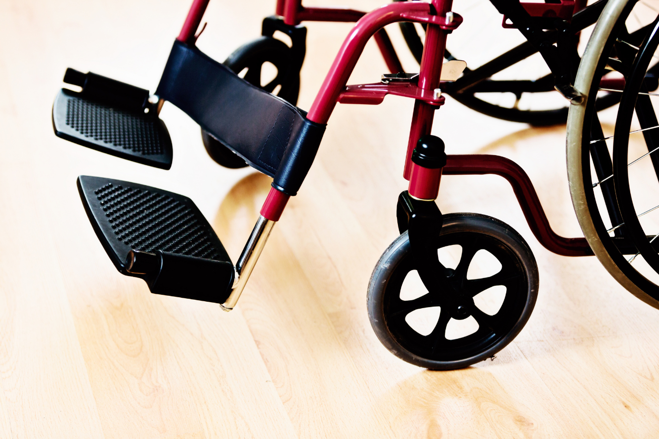 Detachable footrests & flip-up armrest